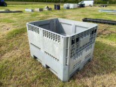 Plastic stillage and electric fencing wire