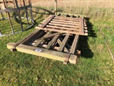 Quantity wooden gates