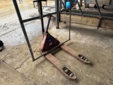 Pedestrian pallet truck