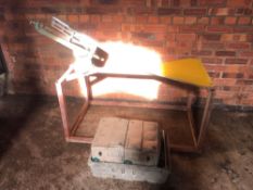 Manual clay trap and clays. No VAT.