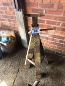 Quantity bearings and axle stand