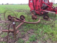 Acrobat hay turner, linkage mounted