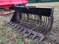 Root bucket with Volvo attachments