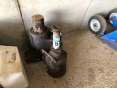 2No bottle jacks