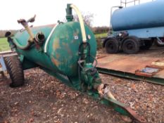 1,000gal vacuum tanker, single axle on 18R19.5 wheels and tyres with splash plate.  NB: Manual in Of