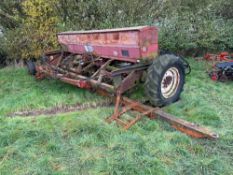 Case International 4m tine drill with end tow kit. Serial No: 0150016A0005211