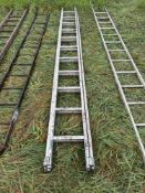 Extending aluminium ladder