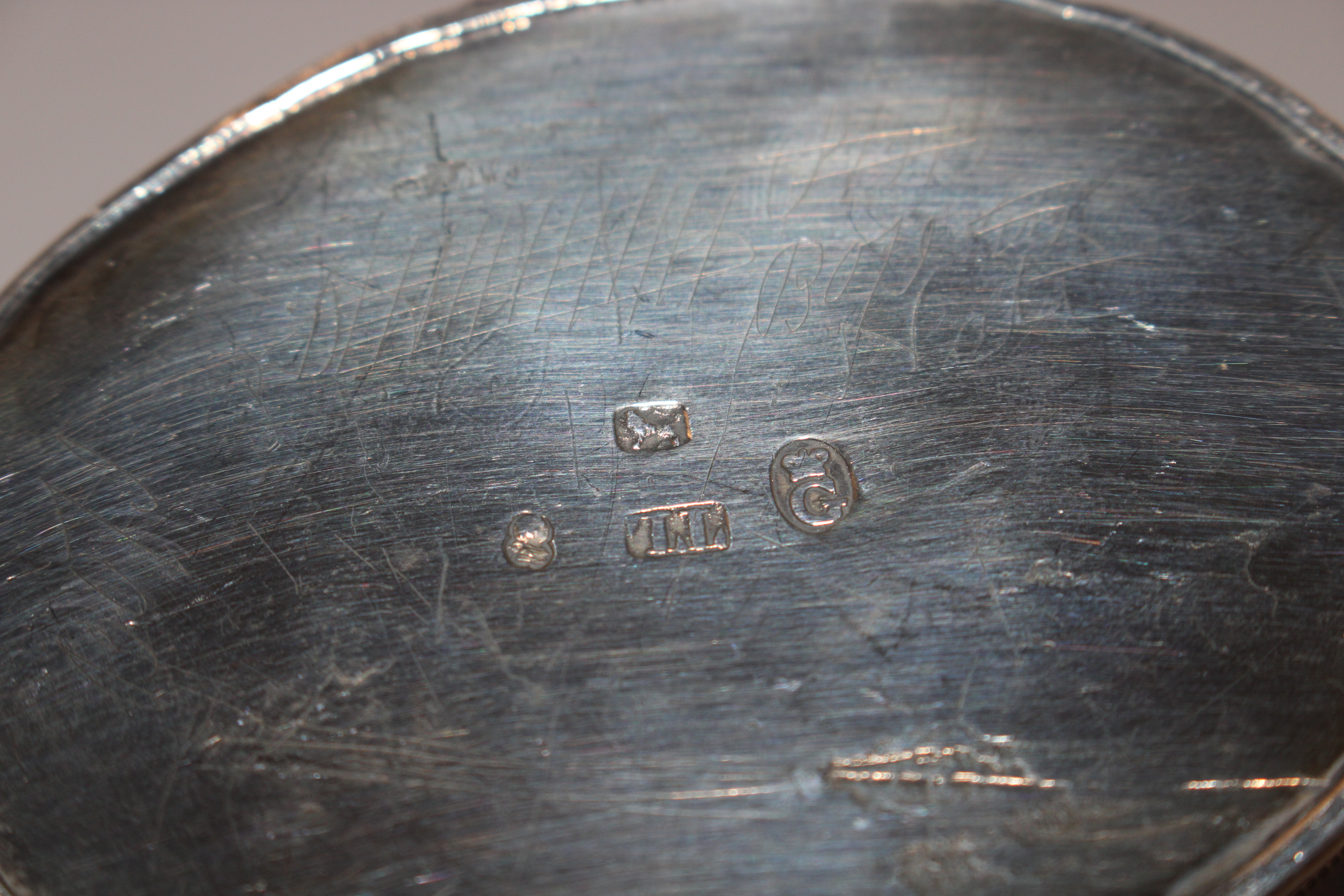 A silver cream jug, approx. 108gms; a vesta case; - Image 5 of 18