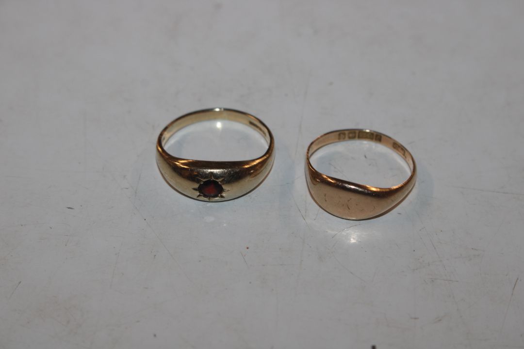 A 9ct gold ring set with garnet coloured stone, ri - Image 1 of 9