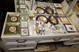 A quantity of decorative china to include ornament