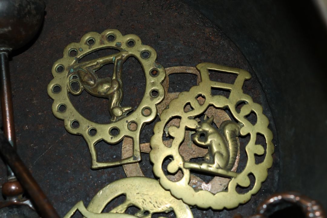 An antique copper warming pan with turned wooden h - Image 4 of 4