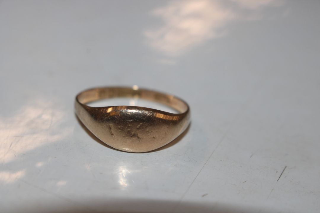 A 9ct gold ring set with garnet coloured stone, ri - Image 7 of 9