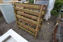 4x Stacking metal stands.