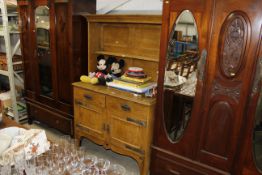 An oak Arts & Crafts style dresser