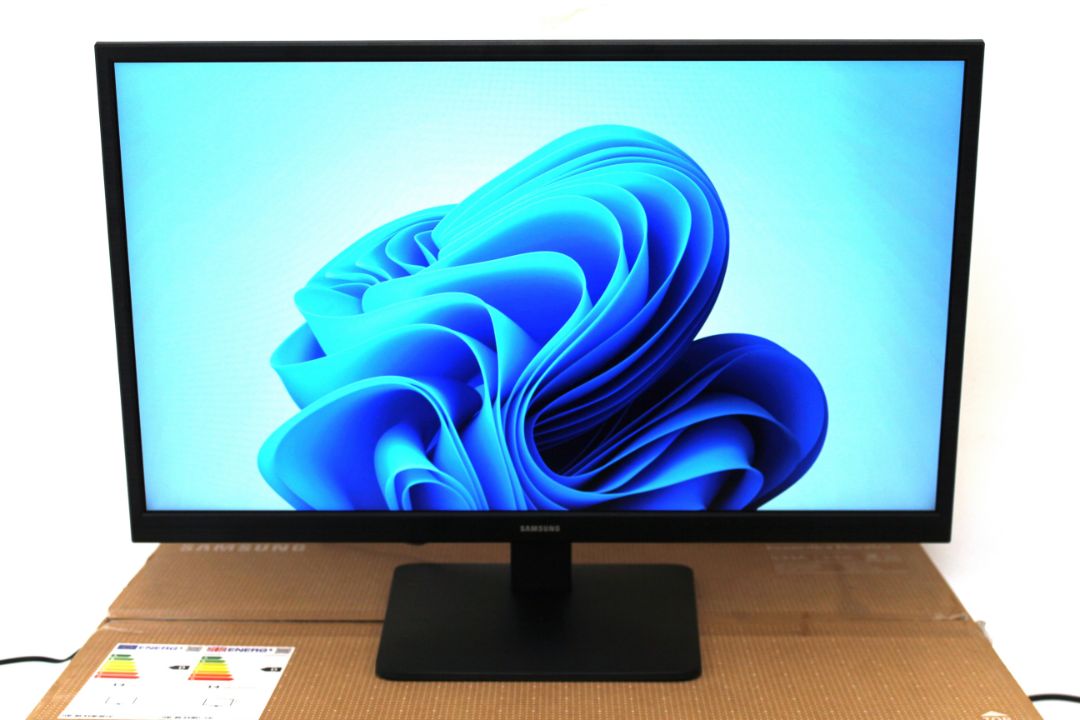 Samsung S24A336NHU 23.8" Essential Monitor, as new with power cable, instruction manual and original - Image 1 of 9