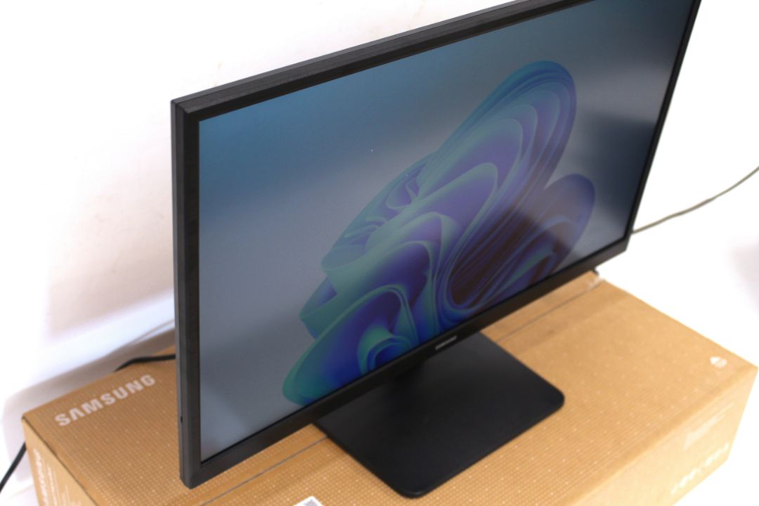 Samsung S24A336NHU 23.8" Essential Monitor, as new with power cable, instruction manual and original - Image 3 of 9
