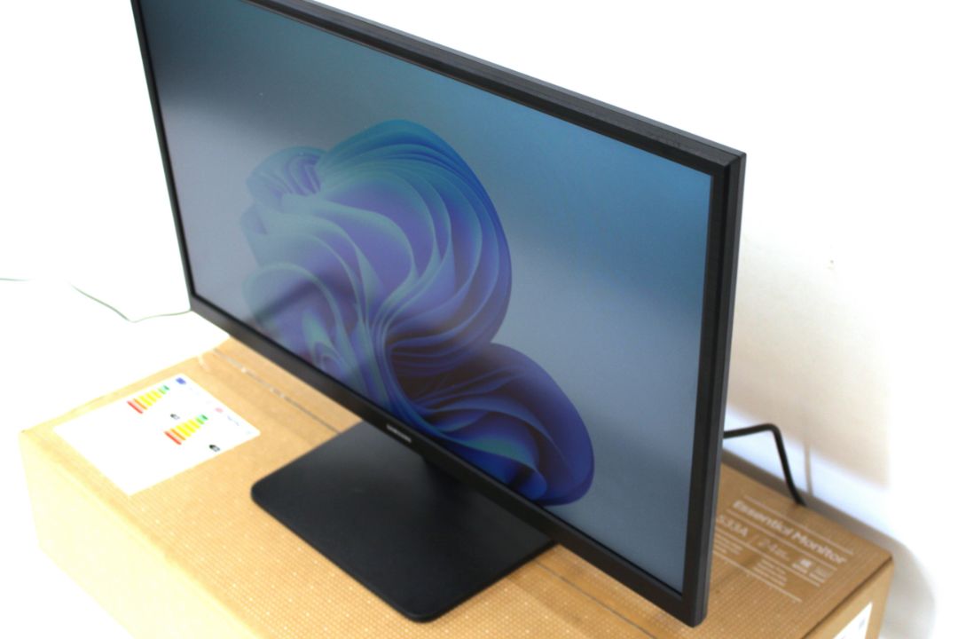 Samsung S24A336NHU 23.8" Essential Monitor, as new with power cable, instruction manual and original - Image 4 of 9