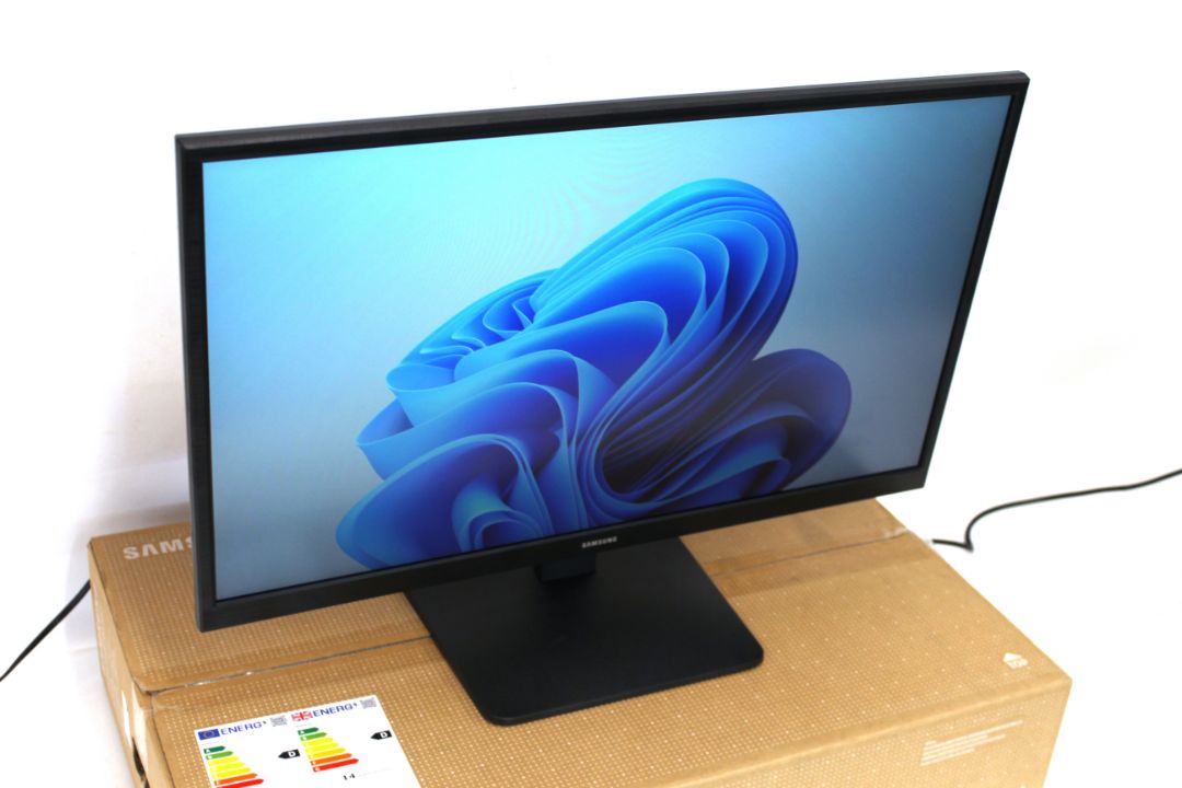 Samsung S24A336NHU 23.8" Essential Monitor, as new with power cable, instruction manual and original - Image 2 of 9