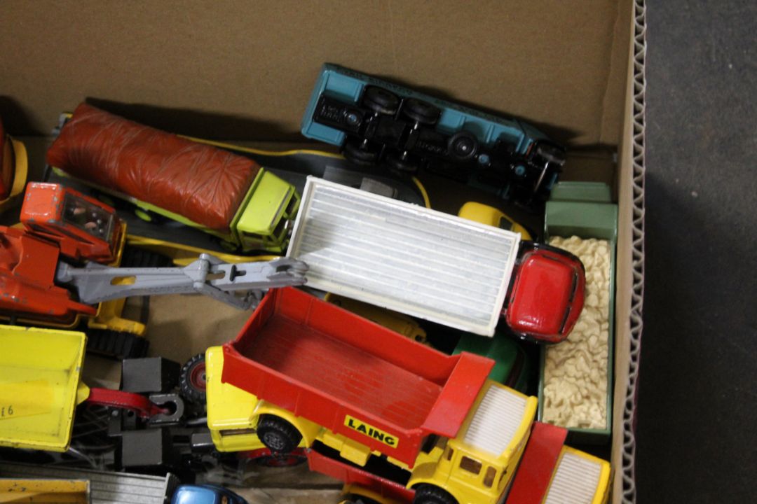 A collection of unboxed model vehicles to include Corgi, Major Toys, trailers, 5 tonne trucks, - Image 3 of 5