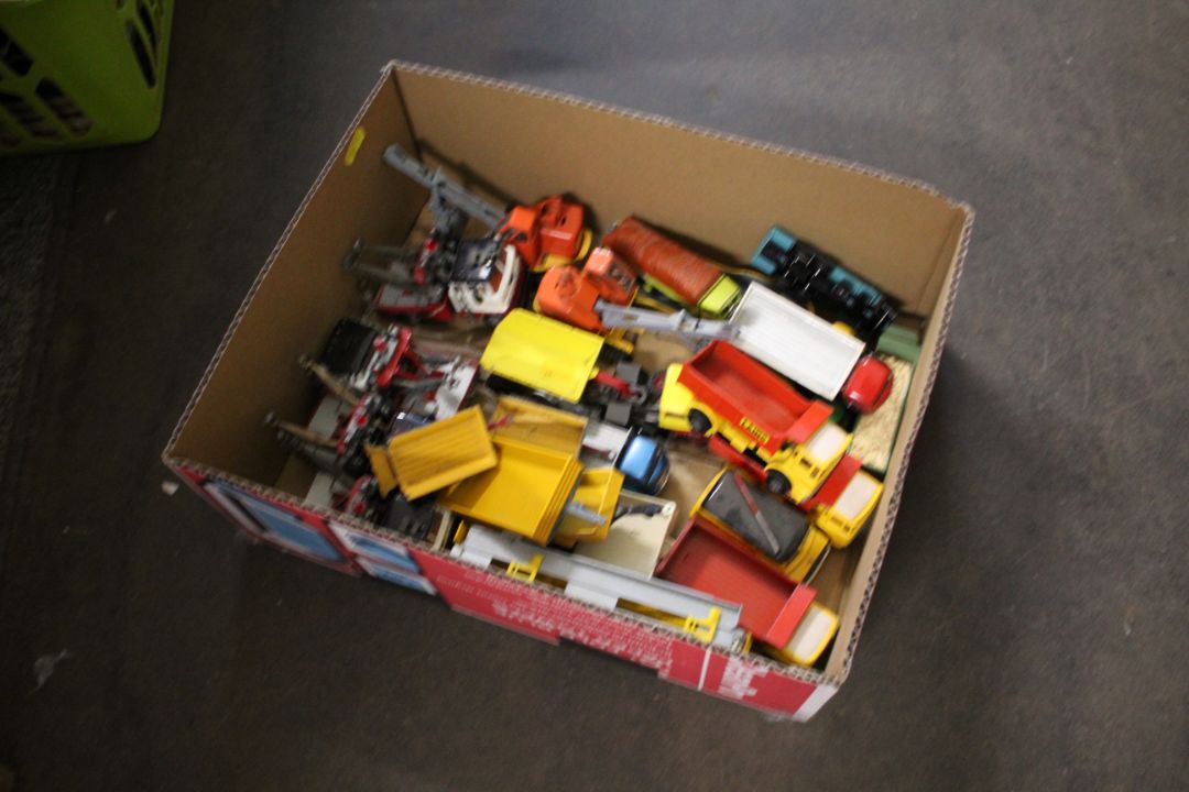 A collection of unboxed model vehicles to include Corgi, Major Toys, trailers, 5 tonne trucks, - Image 1 of 5