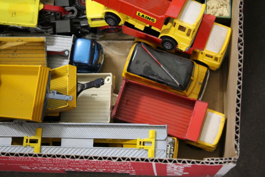 A collection of unboxed model vehicles to include Corgi, Major Toys, trailers, 5 tonne trucks, - Image 4 of 5