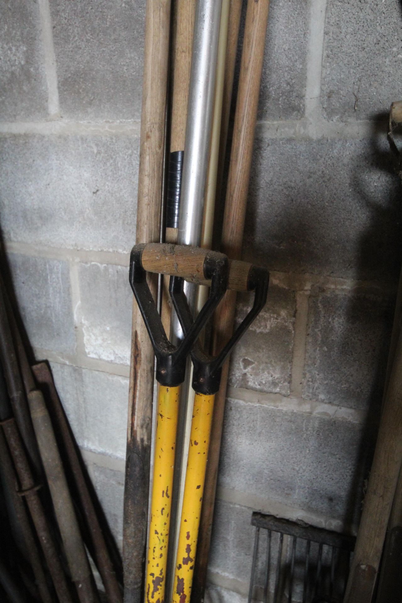 Quantity of pitch forks. NO VAT - Image 3 of 4