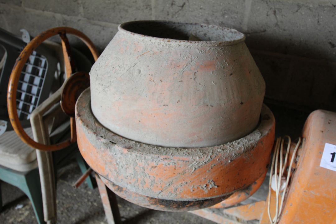 240W electric cement mixer. NO VAT - Image 3 of 5