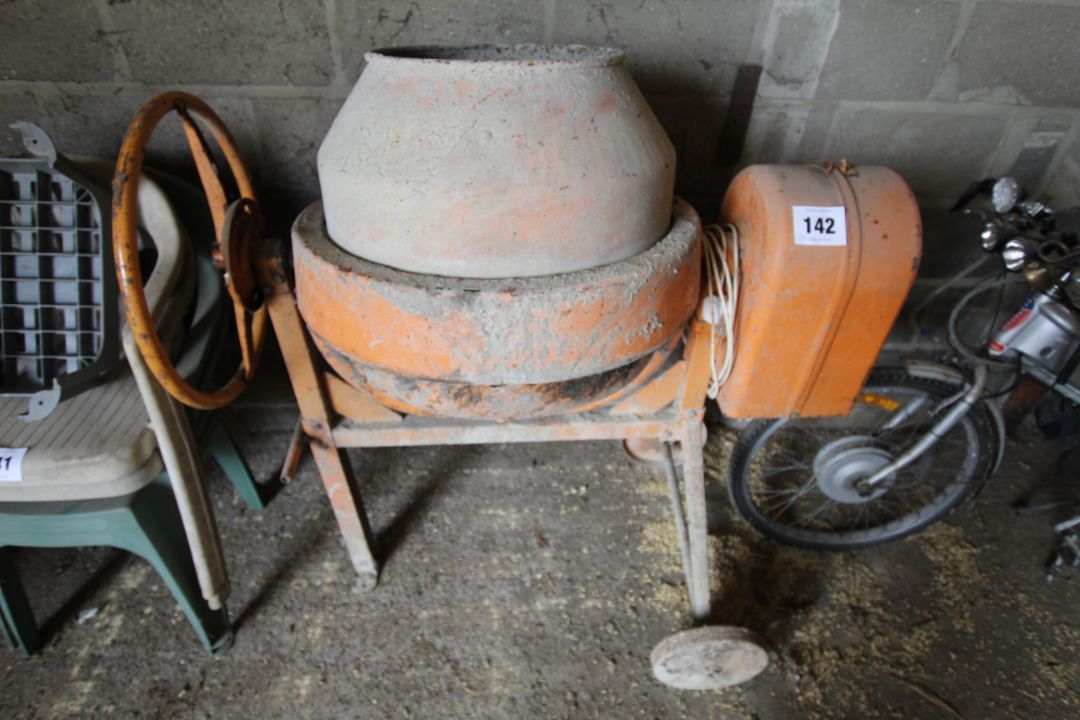 240W electric cement mixer. NO VAT - Image 1 of 5