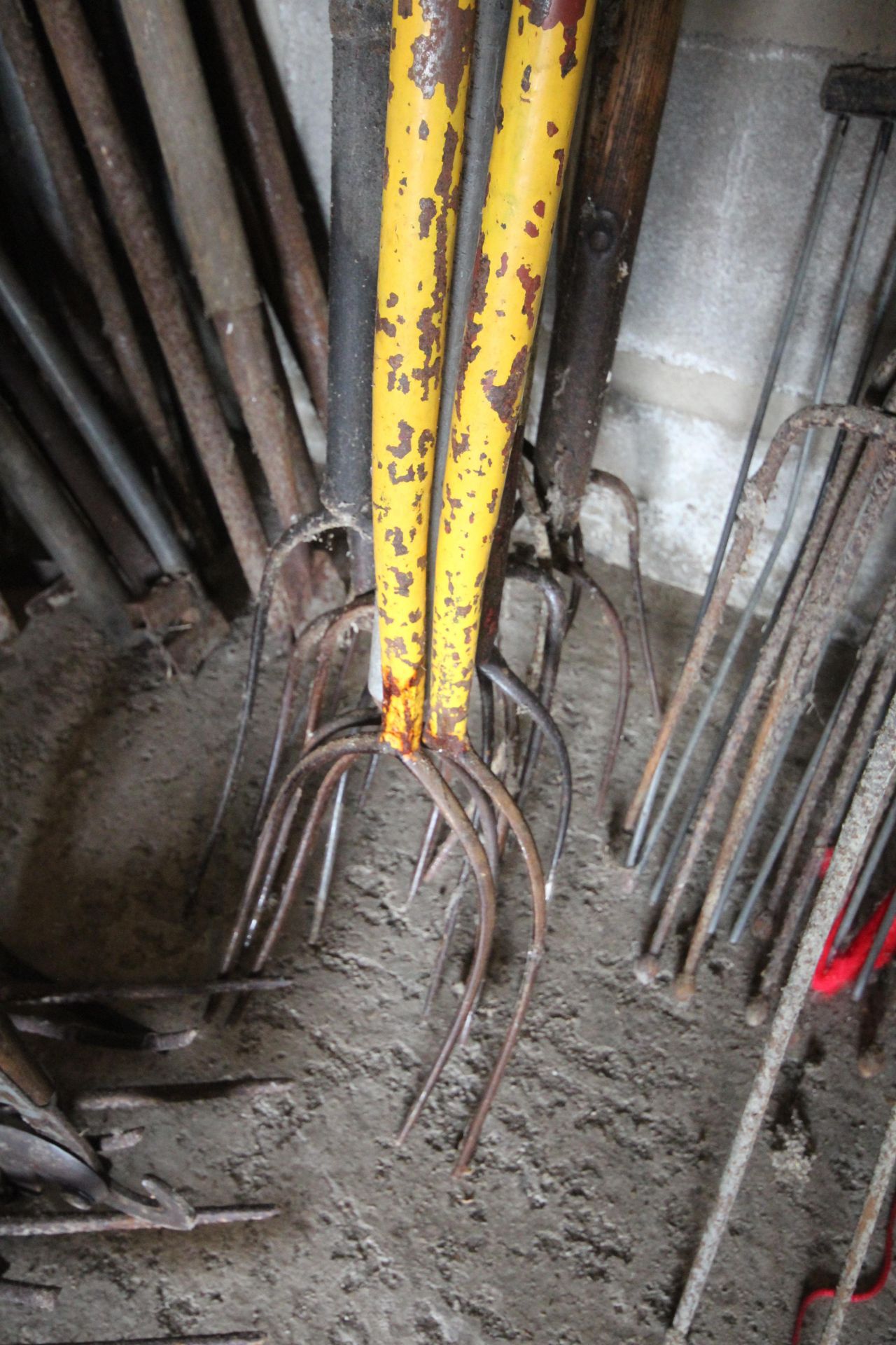 Quantity of pitch forks. NO VAT - Image 4 of 4