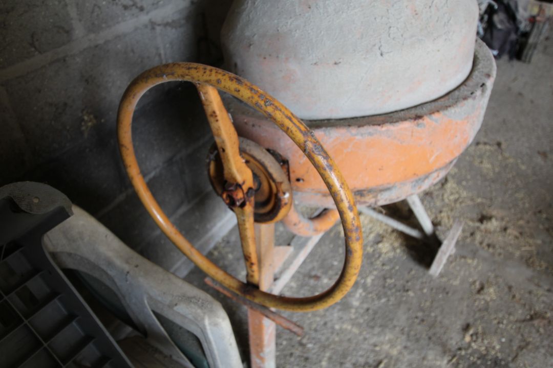 240W electric cement mixer. NO VAT - Image 5 of 5