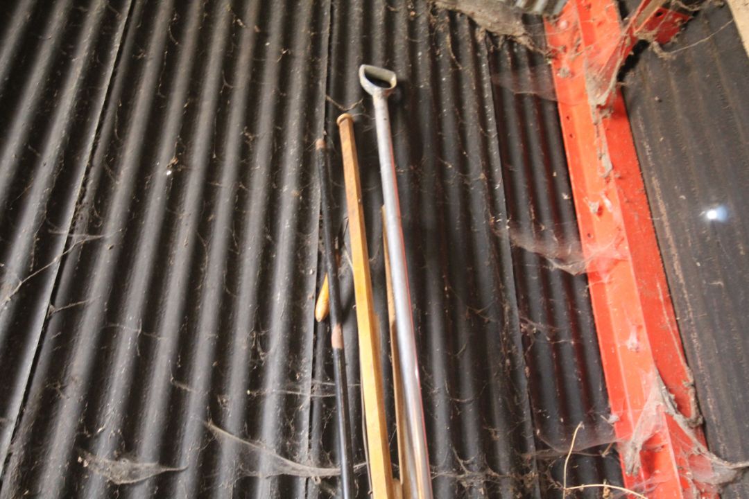 Quantity of long handled pitch forks and cromes. NO VAT - Image 2 of 5