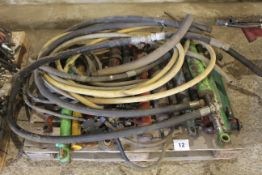 Hydraulic pipe and quantity of hydraulic rams.