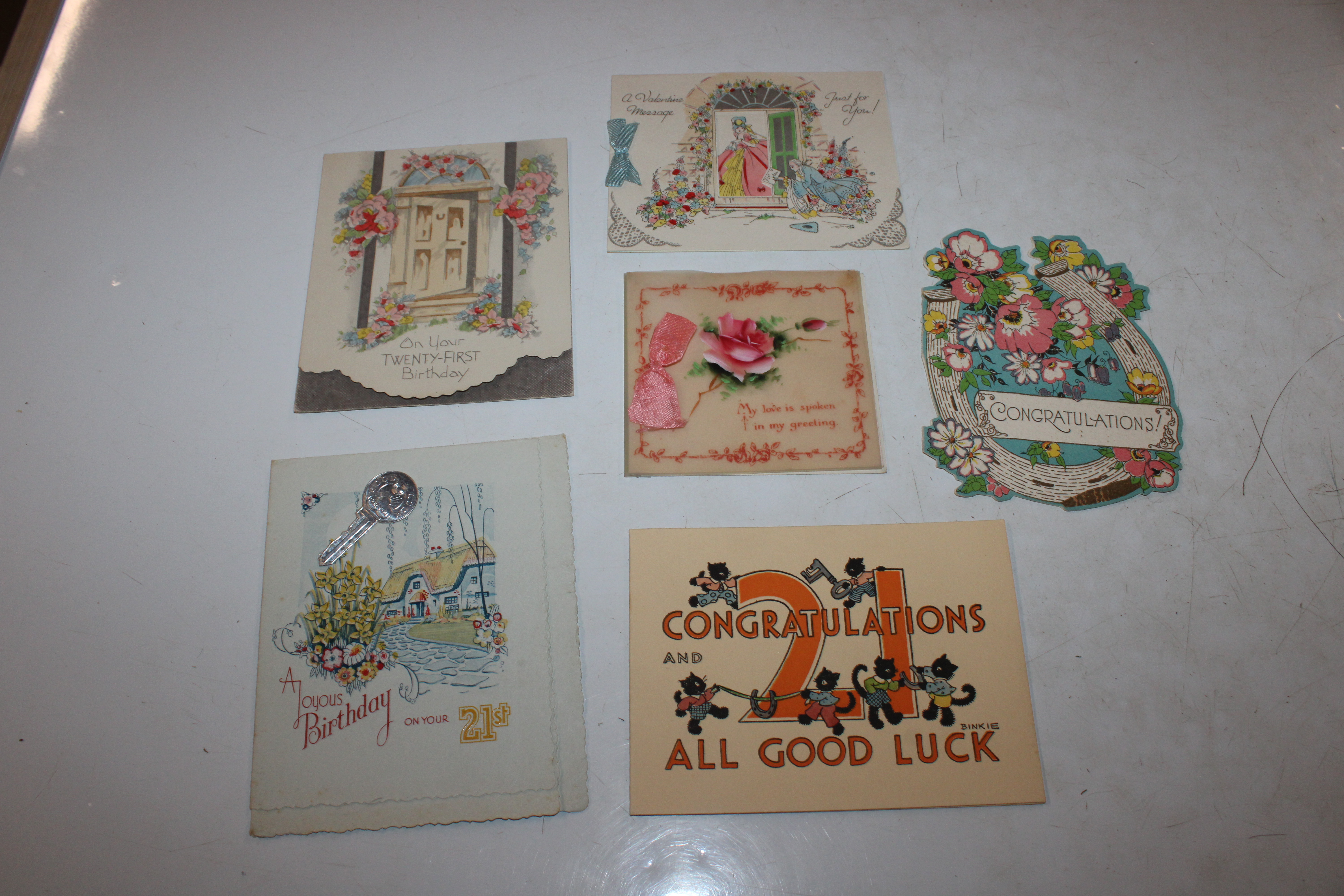 A box containing approx. sixty vintage 1940s greeti - Image 3 of 4