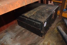 Toolbox for front links arms of tractor