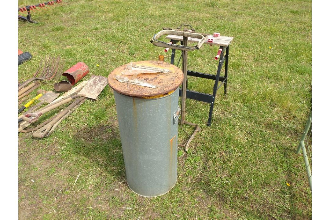 Bin Stand and Workmate - Image 1 of 2