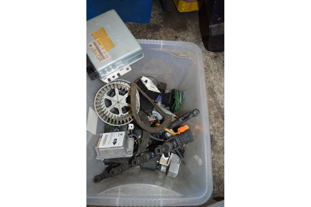 Box Containing Heater Motor, Switches, and an ACU - Image 4 of 4