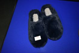 *Totes Slippers Size: 5-6