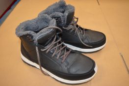 *Pair of Weatherproof Boots Size: 9