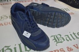 Nike Air Max Blue Trainers Size: 9 (pre-worn)
