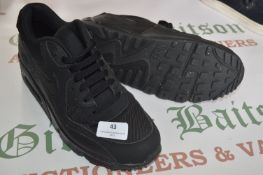 Nike Air Max Black Trainers Size: 9 (pre-worn)