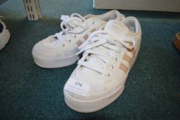 Pair of Adidas Trainers Size: 4 (pre-worn)