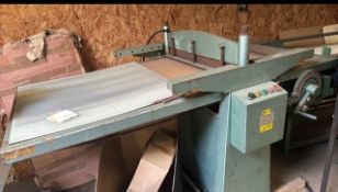 Industrial-grade textile cutting machine perfect for fabric sampling and zigzag cutting. It is a