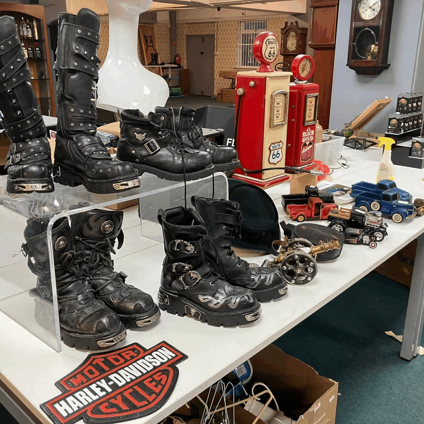 8674 - American, General Household Furnishings, Fashion and New Lighting.