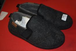 *Dearfoams Men’s Slippers Size: M (preworn)