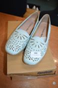 *Pair of Cushion Walk Lady’s Shoes Size: 5
