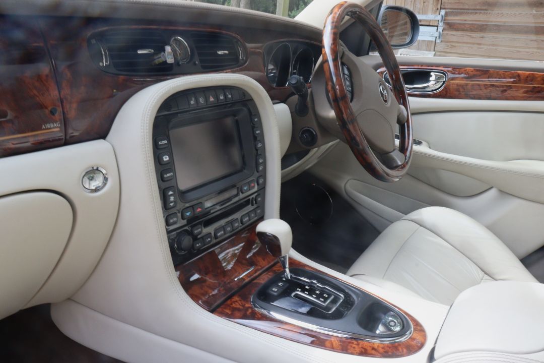 2006 Daimler Super Eight - Image 2 of 3