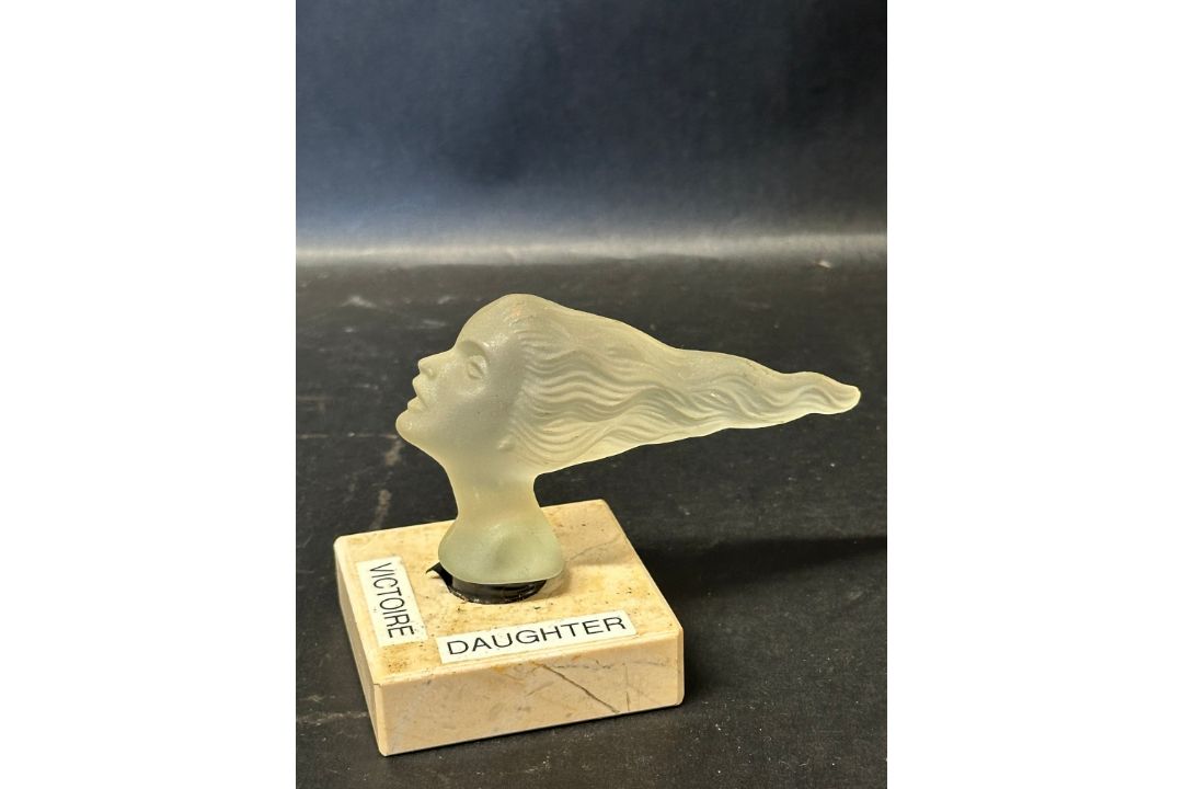 An Art Deco Speed Girl or Victoire glass car accessory mascot , mounted on base, unknown - Image 2 of 2