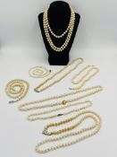 Quantity of pearl necklaces