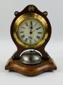Oak cased mantel clock, 25cm high