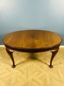 Edwardian mahogany oval wind out dining table